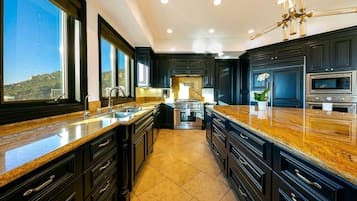 Een magnetron, een oven, een kookplaat, een vaatwasser