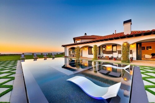 Luxurious 8-bedroom malibu Skyview estate With endless Stunning  mountain views.