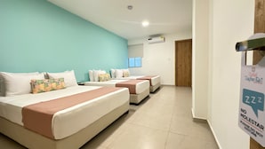 A hotel room with three beds, a teal wall, and a sign indicating 'NO MOLESTAR'. - Hotel Taybo Kai By St Hoteles (Santa Marta)