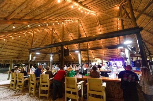 Cozy RV Site with Pool, Lakes and Tiki Bar in enchanting Lake Wales