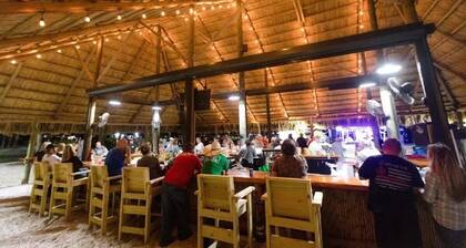 Cozy RV Site with Pool, Lakes and Tiki Bar in enchanting Lake Wales