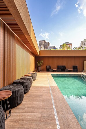 Una piscina al aire libre