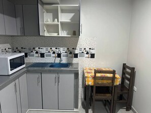 Frigorifero, microonde, piano cottura