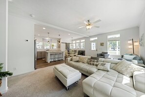 Smart TV, fireplace - New Home~Port Clinton~Lake Erie Views~Beach Access (Port Clinton)