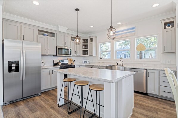 Fridge, microwave, oven, stovetop - New Home~Port Clinton~Lake Erie Views~Beach Access (Port Clinton)