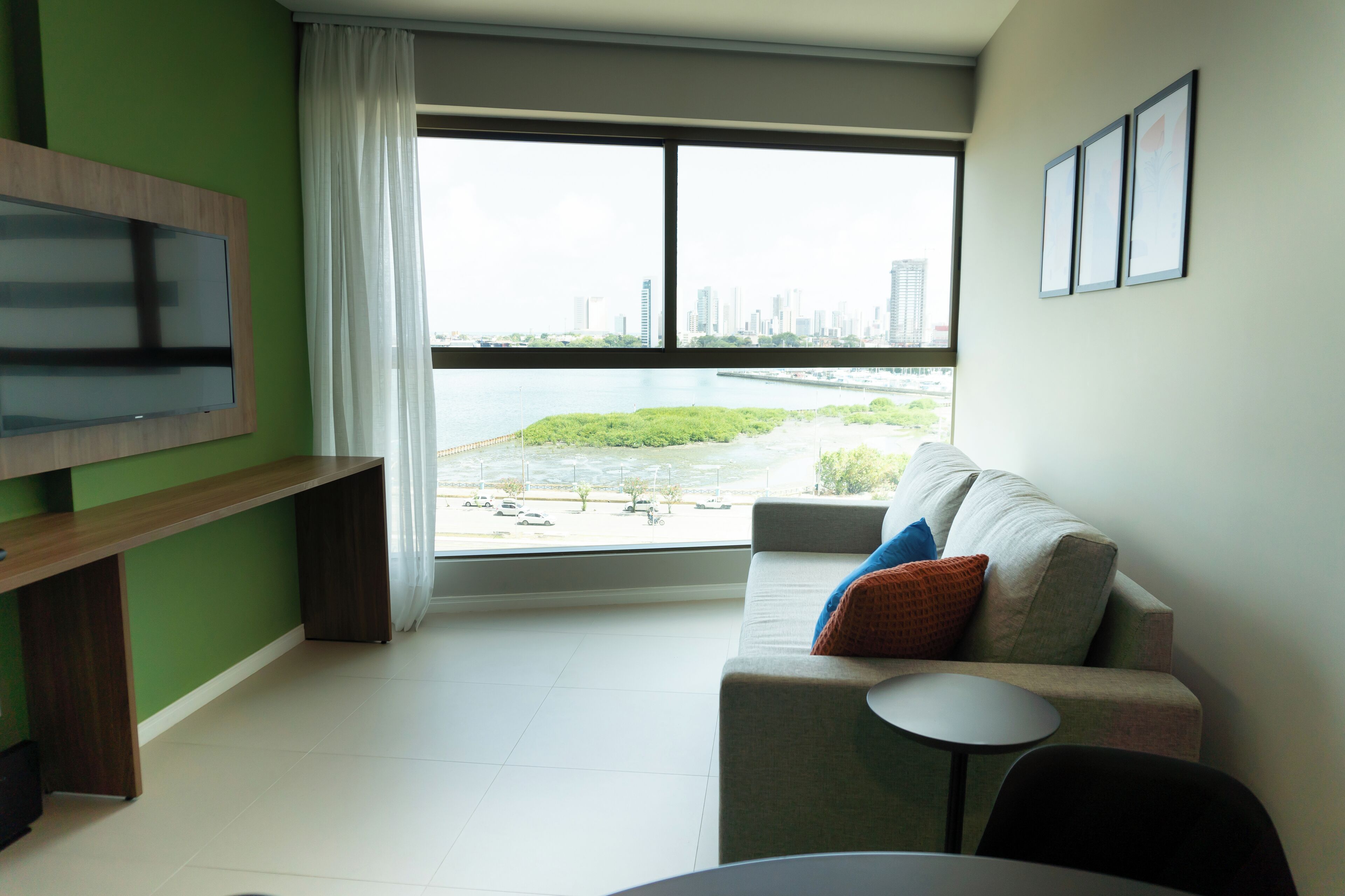 Apartamento, vista para o mar | Área de estar | Smart TV 32 polegadas com canais via satélite