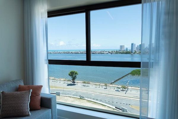 Apartamento, vista para o mar | Área de estar | Smart TV 32 polegadas com canais via satélite