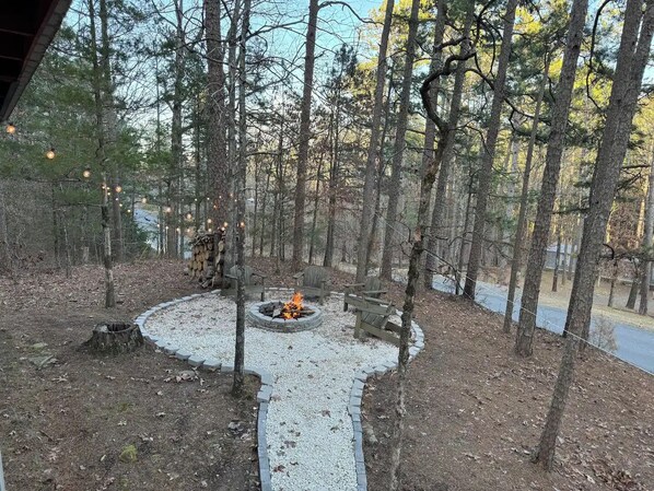 Outdoor dining - Charming 2-bedroom cabin less than 1 mile from Greers Ferry Lake boat launch (Quitman)