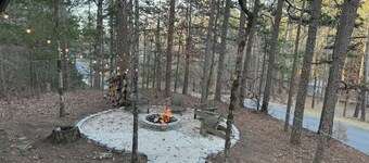 Charming 2-bedroom cabin less than 1 mile from Greers Ferry Lake boat launch
