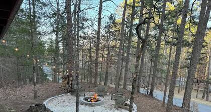 Charming 2-bedroom cabin less than 1 mile from Greers Ferry Lake boat launch