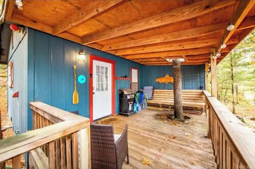 Charming 2-bedroom cabin less than 1 mile from Greers Ferry Lake boat launch