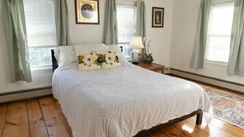 2 bedrooms, desk, WiFi, bed sheets