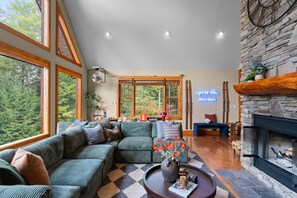 Kabin Mewah, 5 kamar tidur, sauna, pemandangan gunung | Area keluarga | Smart TV, perapian, layanan streaming, dan kantor