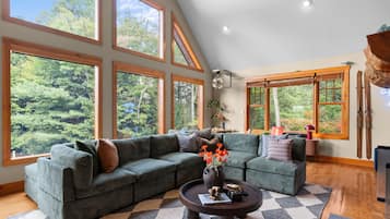 Kabin Mewah, 5 kamar tidur, sauna, pemandangan gunung | Area keluarga | Smart TV, perapian, layanan streaming, dan kantor