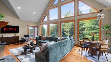 奢华小屋, 5 间卧室, 桑拿浴, 山景 | 起居区 | 50-英寸智能电视(配备数码频道)、壁炉、流媒体服务