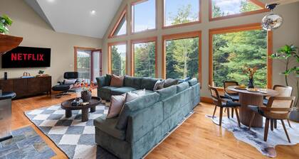 Luxury Chalet, Firepit, Sauna, Pet Friendly, 5 mins to Windham Mtn resort
