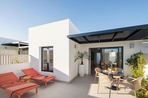 Bureau, fer et planche à repasser