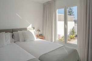 Escritorio y tabla de planchar con plancha