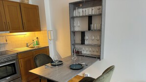 Une cuisine moderne avec des meubles en bois, un meuble-bar intégré et une table à manger avec des chaises.