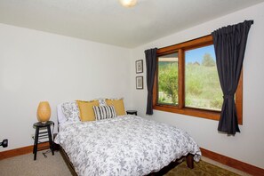 3 bedrooms, desk, WiFi, bed sheets - Sunny & Spacious Mountain Getaway. Close to Trail, Bus, Coffee, Food in CB South (Crested Butte)