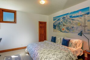 3 bedrooms, desk, WiFi, bed sheets