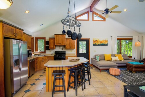 Sunny & Spacious Mountain Getaway. Close to Trail, Bus, Coffee, Food in CB South