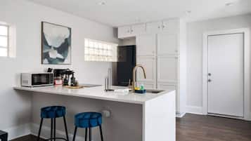 Réfrigérateur, four à micro-ondes, surface de cuisson, cafetière-théière