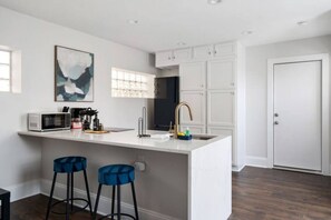 Refrigerador, microondas, parrilla de estufa y cafetera y tetera 