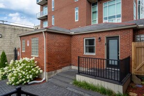 Exterior detail - Spacious Studio w/ King Bed | Walk to OSU + Bars (Columbus)