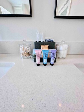 Hair dryer - Spacious Studio w/ King Bed | Walk to OSU + Bars (Columbus)