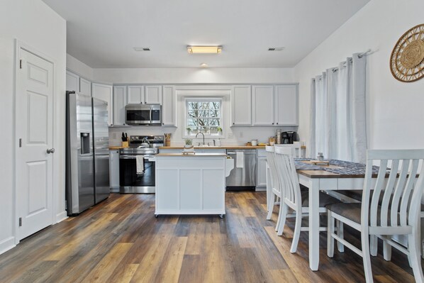 Private kitchen - Lovely Home! Close to the Beach and Downtown! (Pass Christian)