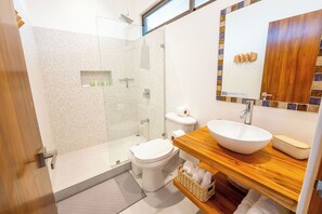 Douche, sèche-cheveux, serviettes fournies, savon
