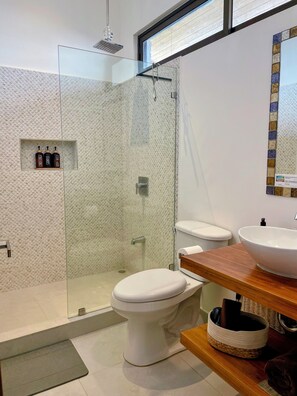 Shower, hair dryer, towels, soap - Serene and Tropical Villa w/Pool - Casa Cielo, Playa Pelada (NICOYA)