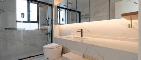 Shower, jetted tub, hair dryer, towels