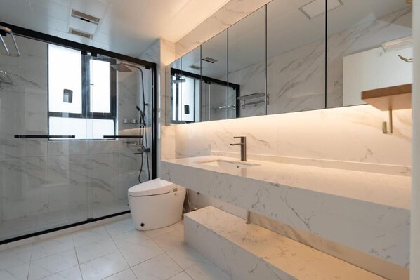 Shower, jetted tub, hair dryer, towels