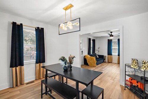 Newly Renovated, Sleeps 9, Fire Pit & Games, 5 mins from Uptown Charlotte