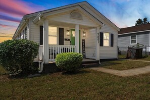 Exterior - Newly Renovated, Sleeps 9, Fire Pit & Games, 5 mins from Uptown Charlotte (Charlotte)