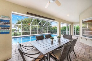 Dining - CAPE COASTAL BUNGALOW PET AND CHILD FRIENDLY HOME NEAR MARINA/SUV RENTAL OPTION (Cape Coral)