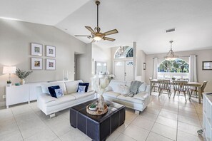 Smart TV, books, printers - CAPE COASTAL BUNGALOW PET AND CHILD FRIENDLY HOME NEAR MARINA/SUV RENTAL OPTION (Cape Coral)