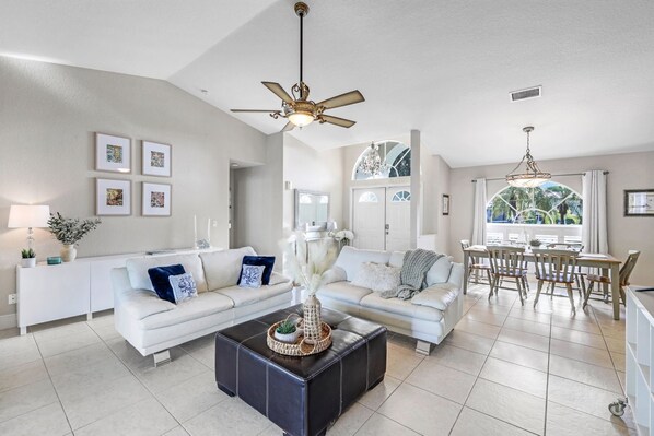 Smart TV, books, printers - CAPE COASTAL BUNGALOW PET AND CHILD FRIENDLY HOME NEAR MARINA/SUV RENTAL OPTION (Cape Coral)