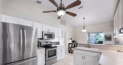 CAPE COASTAL BUNGALOW PET AND CHILD FRIENDLY HOME NEAR MARINA/SUV RENTAL OPTION