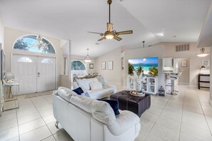 Smart TV, books, printers - CAPE COASTAL BUNGALOW PET AND CHILD FRIENDLY HOME NEAR MARINA/SUV RENTAL OPTION (Cape Coral)