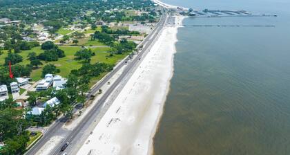 Charming 2-bedroom house in Bay St. Louis with WiFi and AC