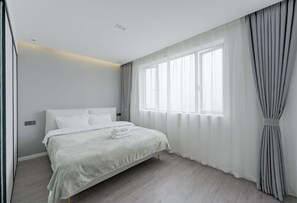 3 habitaciones, tabla de planchar con plancha, wifi y ropa de cama 