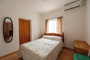 1 slaapkamer, een strijkplank/strijkijzer, wifi, beddengoed