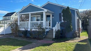 A two-story house with a covered porch and a small front yard. - Charming 3-bedroom house with ocean views, WiFi, AC in delightful Hull (Hull)