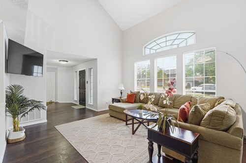  5-bedroom house with a private pool near Stadium and DFW