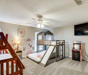 5 Schlafzimmer, Schreibtisch, Bügeleisen/Bügelbrett, Reisekinderbett