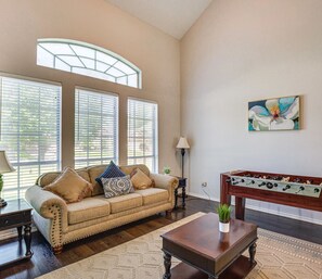 Smart TV, fireplace, video games, foosball -  5-bedroom house with a private pool near Stadium and DFW (Grand Prairie)