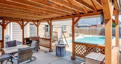 5-bedroom house with a private pool near Stadium and DFW